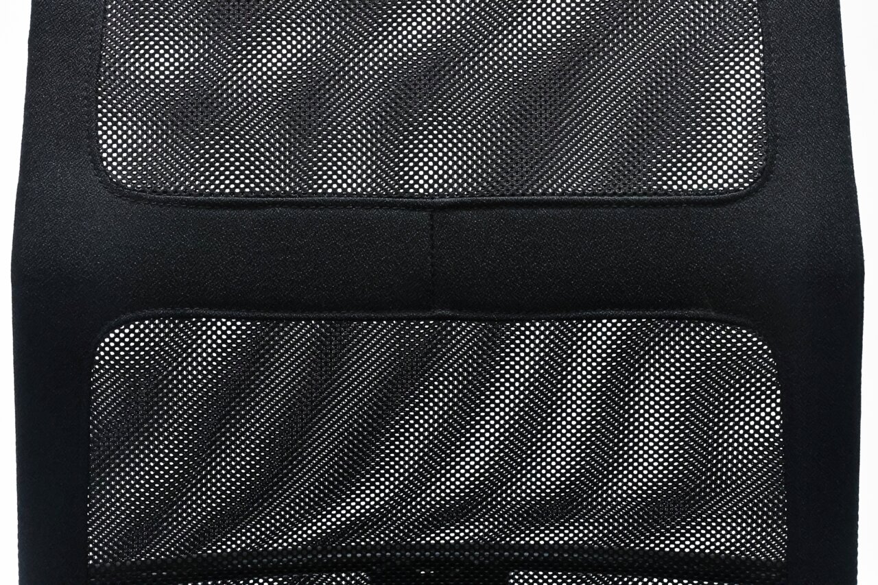 Rückansicht eines schwarzen Drehstuhls mit Netzrückenlehne