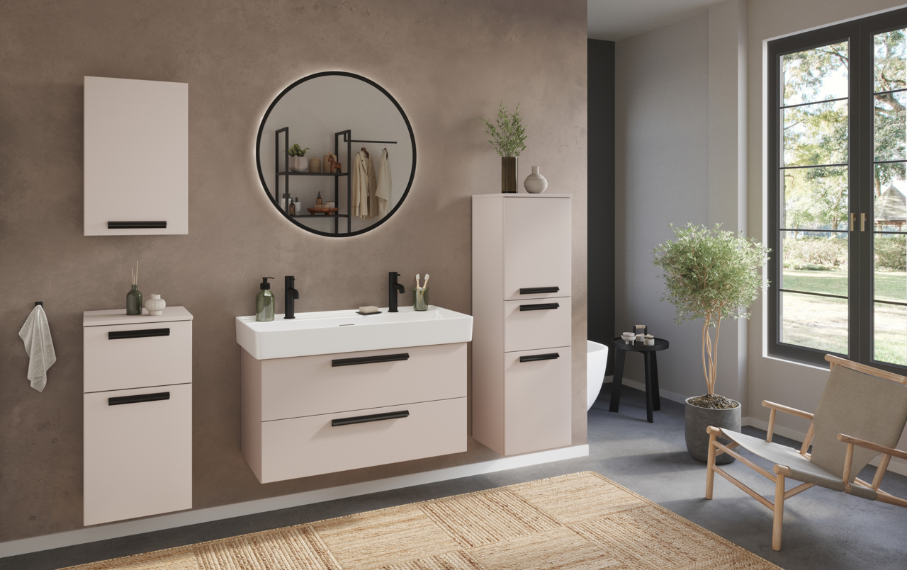 Modernes Badezimmer mit Waschtisch-Set für zwei Armaturen, Wandspiegel und Schränken in einer stilvollen, hellen Umgebung. Perspektive von vorne.