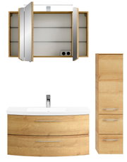 Badkombination aus Holz mit Spiegelschrank, Waschbeckenunterschrank und hohem Schrank, frontal betrachtet.
