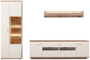 Moderne Wandkombination in Holzoptik mit weißem Finish, bestehend aus einem hohen Schrank, einem TV-Board und einem Wandregal, frontal betrachtet.