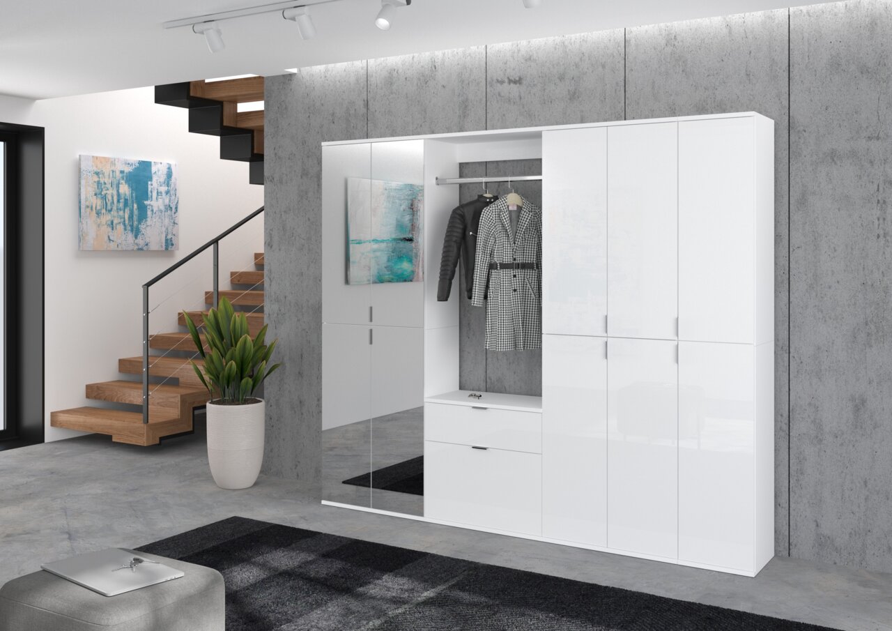 Moderner weißer Spiegelschrank in einem stilvollen Raum, frontal betrachtet, mit integrierter Garderobe und Schubladen.