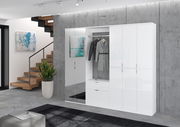 Moderner weißer Spiegelschrank in einem stilvollen Raum, frontal betrachtet, mit integrierter Garderobe und Schubladen.