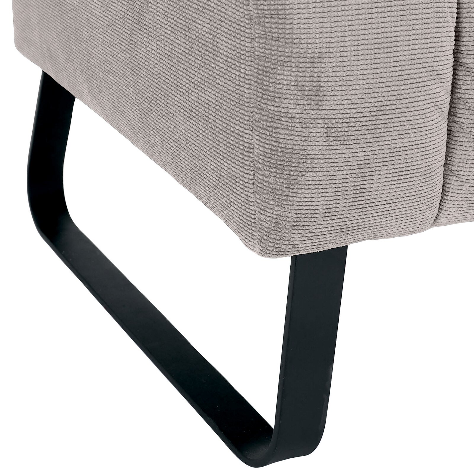 Nahaufnahme einer 2,5er-Sitzbank mit grauem Stoffbezug und schwarzem Metallfuß, seitliche Perspektive