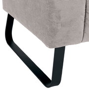 Nahaufnahme einer 2,5er-Sitzbank mit grauem Stoffbezug und schwarzem Metallfuß, seitliche Perspektive