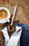 WMF Kaffeemaßlöffel  NUOVA Kaffeemaßlöffel aus Edelstahl, gefüllt mit gemahlenem Kaffee, neben einer Tasse Espresso auf einem Holztisch, von oben betrachtet.
