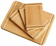 Vier rechteckige Schneidebretter aus Holz in verschiedenen Größen, übereinander gestapelt, aus der Vogelperspektive fotografiert.