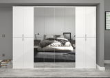 Moderne Garderobenkombination mit weißen Hochglanzfronten und Spiegeltüren, frontal fotografiert.