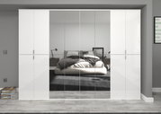 Moderne Garderobenkombination mit weißen Hochglanzfronten und Spiegeltüren, frontal fotografiert.