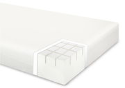 Schaummatratze mit Querschnittsansicht, die die innere Schaumstruktur zeigt, perspektivisch von der Seite aufgenommen.