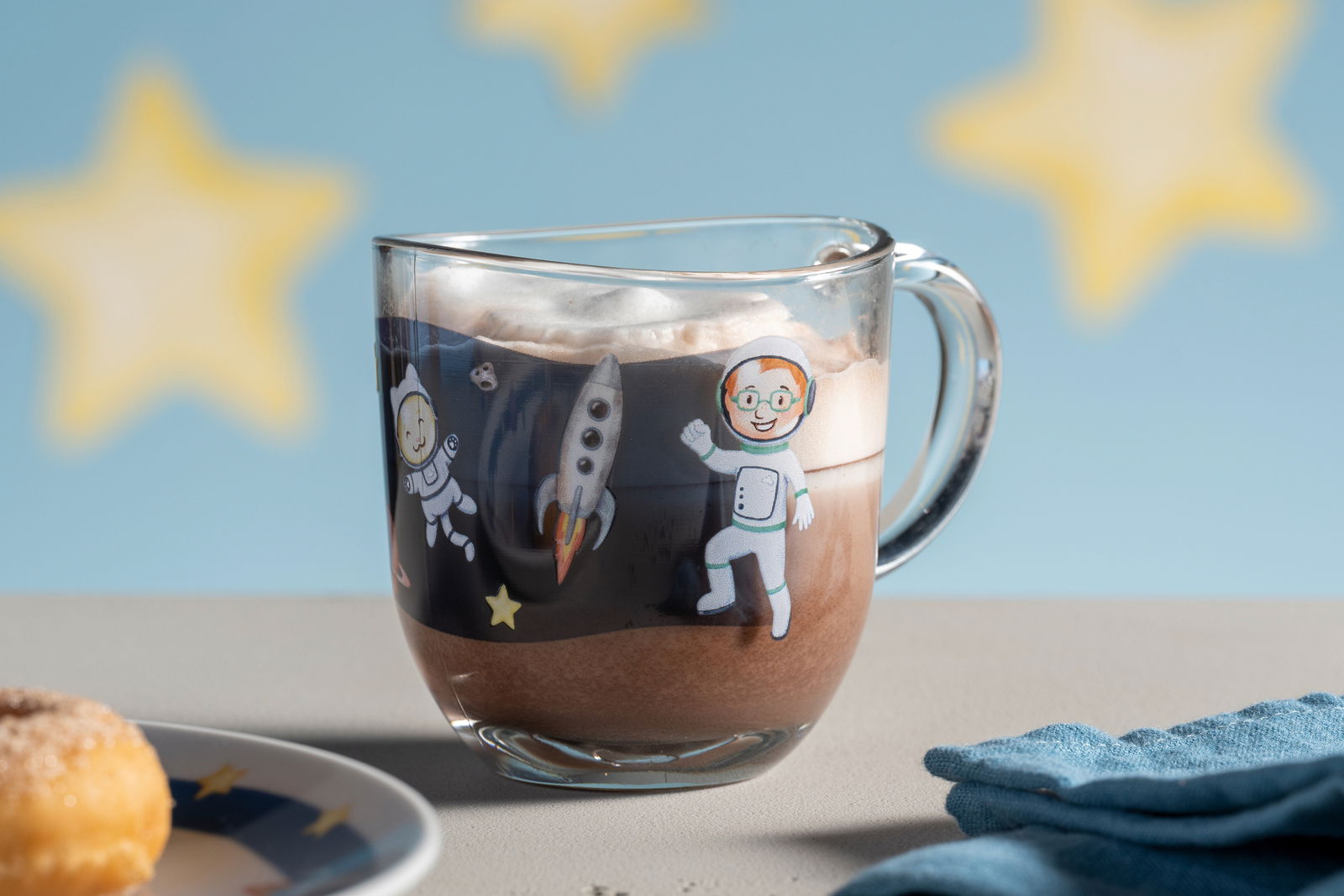 Kindertasse mit Weltraummotiv, Astronauten und Rakete, seitliche Perspektive