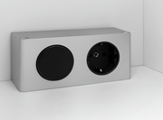 Silberne Steckdose mit zwei Anschlüssen, seitliche Perspektive