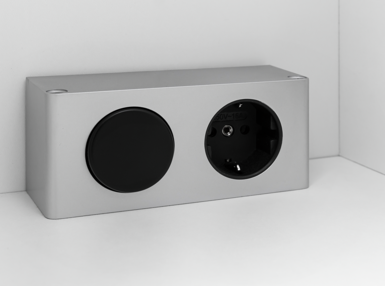 Silberne Steckdose mit zwei Anschlüssen, seitliche Perspektive
