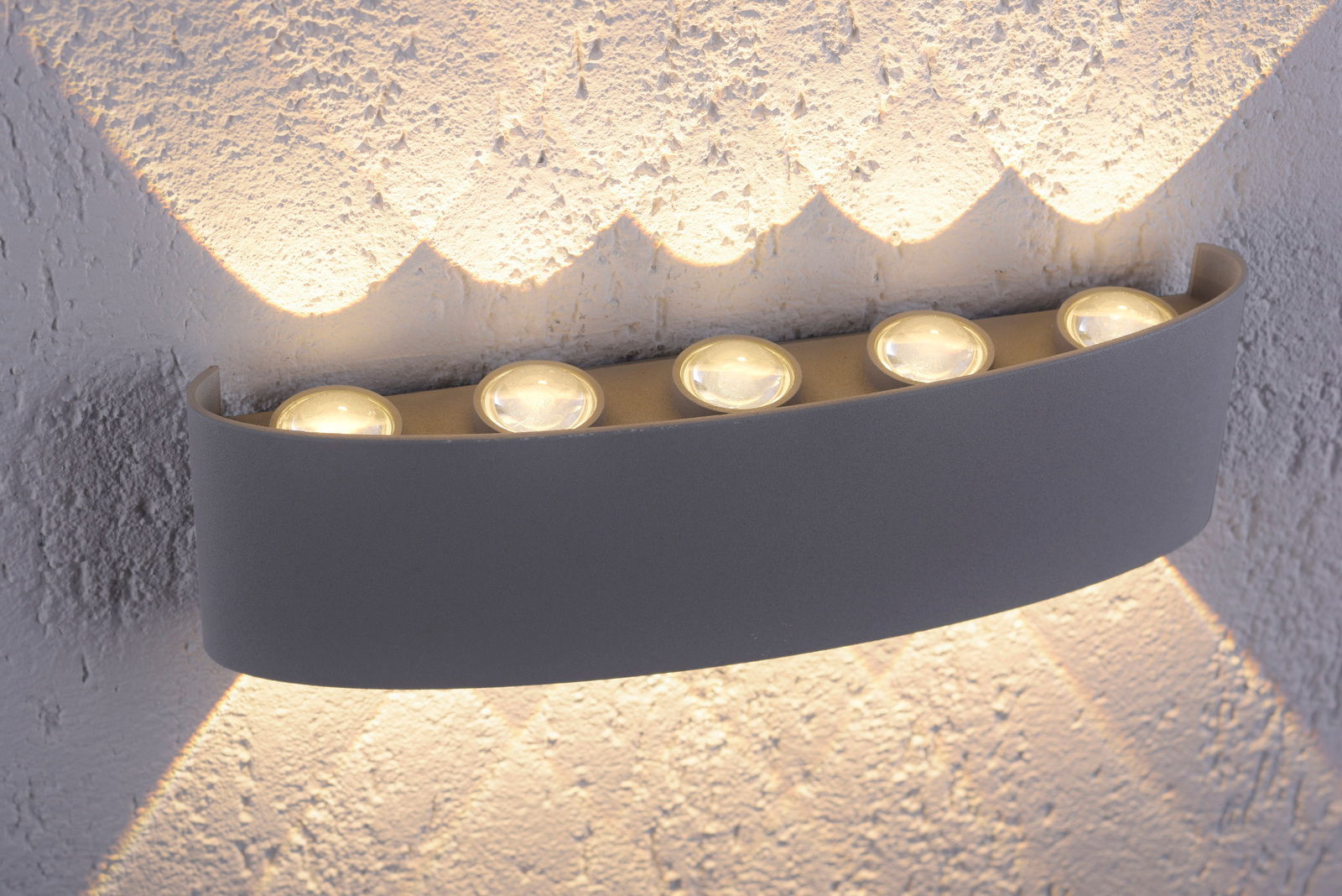 Silberne LED-Wandleuchte mit fünf leuchtenden LEDs, seitliche Perspektive
