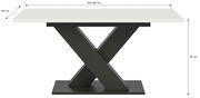 Moderner Esstisch mit weißer Tischplatte und schwarzem X-förmigem Gestell, seitliche Perspektive.