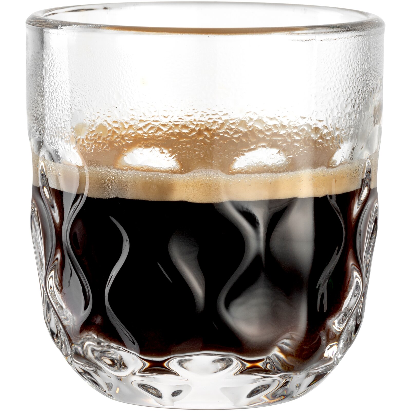 Nahaufnahme eines Espresso in einem strukturierten Glas mit Wellenmuster, seitliche Perspektive.