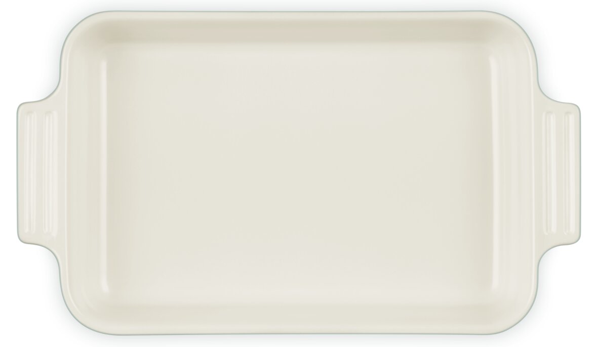 Witte rechthoekige ovenschaal van keramiek/porselein met handvatten aan de zijkanten, bovenaanzicht (van bovenaf) op een witte achtergrond