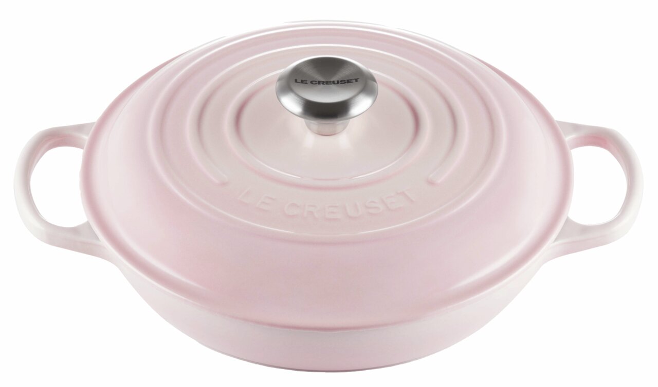 LE CREUSET Gourmet Profitopf 26cm Shell Pink SIGNATURE Gourmet Profitopf 26cm in zartem Rosa, Draufsicht mit zwei Griffen und Edelstahlknauf auf dem Deckel.