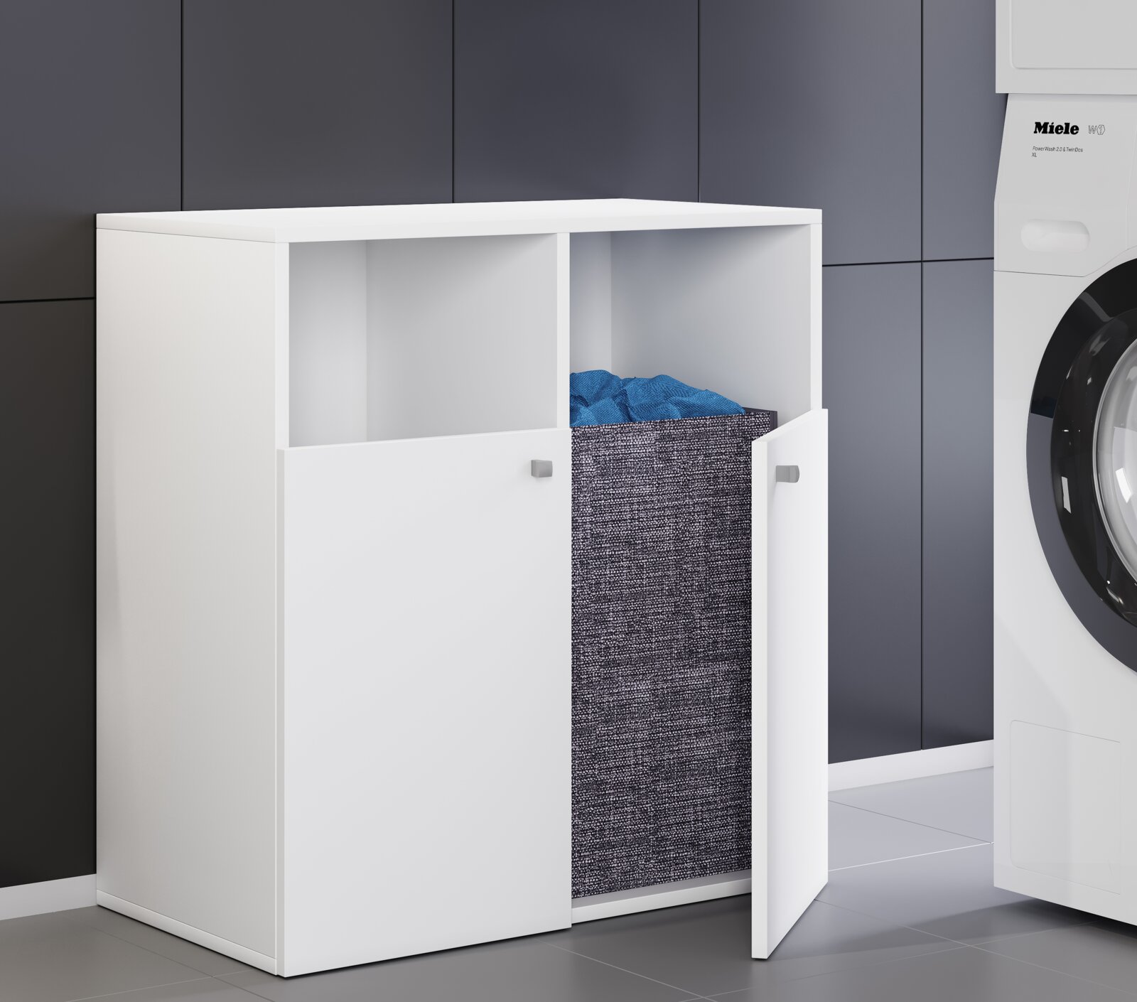 Weißer Waschmaschinenschrank/Badschrank mit zwei Türen und offenen Fächern, rechte Tür geöffnet mit grauem Wäschekorb, Ansicht schräg von vorne (Frontansicht)