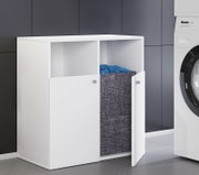 Weißer Waschmaschinenschrank/Badschrank mit zwei Türen und offenen Fächern, rechte Tür geöffnet mit grauem Wäschekorb, Ansicht schräg von vorne (Frontansicht)