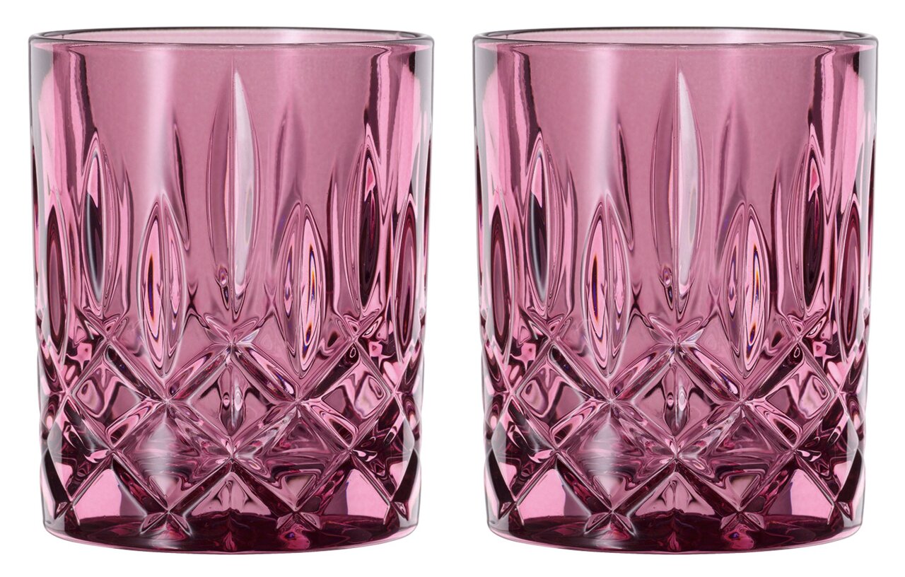 Zwei rosafarbene Whiskybecher mit facettiertem Design, frontal abgebildet.