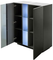 Modernes Highboard mit geöffneten Türen, zeigt Innenregale und blau beleuchtete Glasböden, Perspektive von vorne.