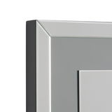 Detailansicht eines LED-Spiegels mit elegantem Rahmen und Beleuchtung, seitliche Perspektive