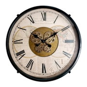 Ronde vintage wandklok met een zwarte rand, Romeinse cijfers, een wijzerplaat met wereldkaart en zichtbare tandwielen in het midden, van voren gefotografeerd