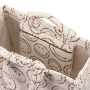 Nahaufnahme von oben in die offene Teddy-Shopper-Tasche in Creme mit braunem Paisley-Muster, mit Innenfutter und Reißverschluss-Innentasche