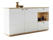 Weißes Sideboard mit Holzdetails und dekorativen Objekten, seitliche Perspektive