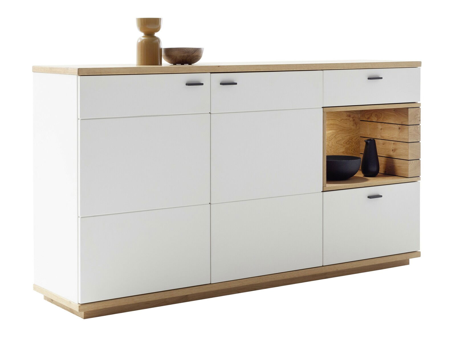 Weißes Sideboard mit Holzdetails und dekorativen Objekten, seitliche Perspektive