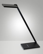 Moderne LED-Schreibtischleuchte ZERMATT von Fabas Luce in seitlicher Perspektive, mit schlankem, schwarzem Design und rechteckigem Lampenkopf.