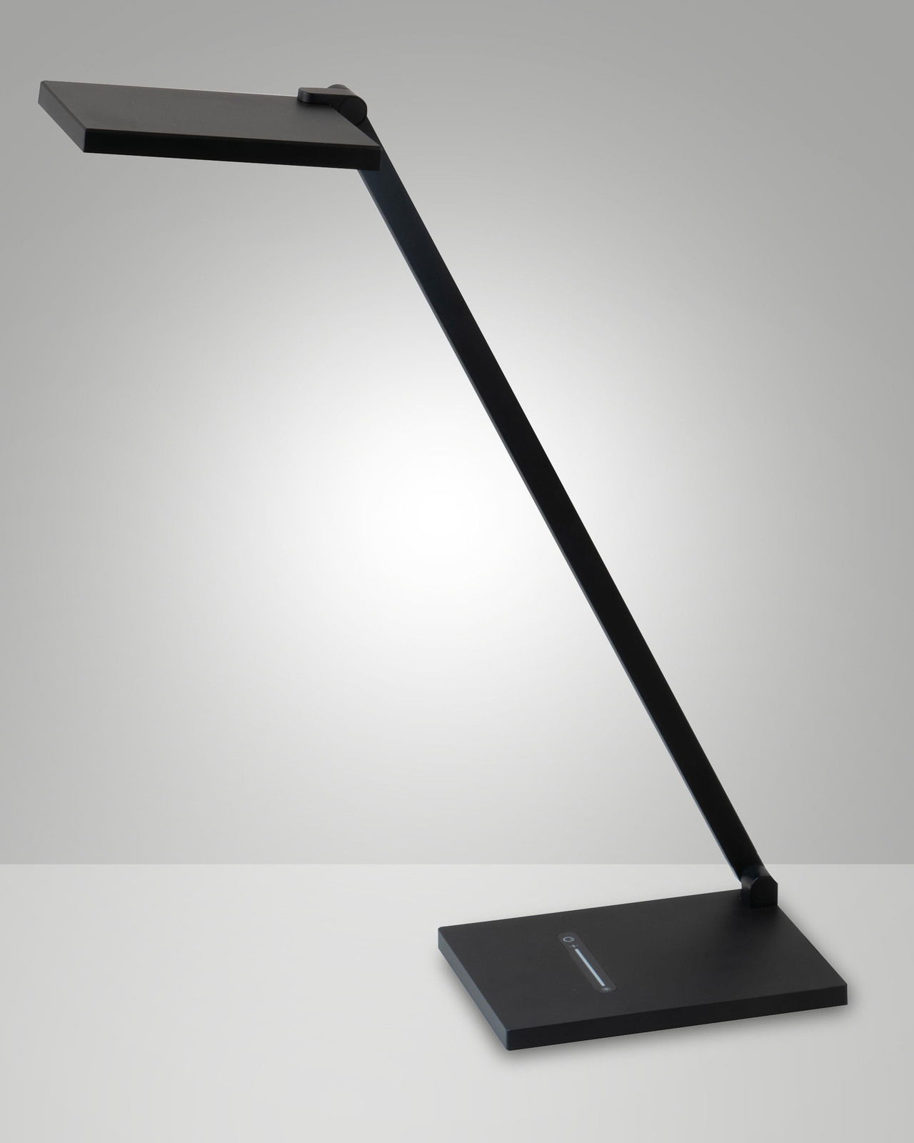 Moderne LED-Schreibtischleuchte ZERMATT von Fabas Luce in seitlicher Perspektive, mit schlankem, schwarzem Design und rechteckigem Lampenkopf.