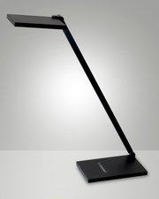 Moderne LED-bureaulamp ZERMATT van Fabas Luce in zijaanzicht, met een slank, zwart ontwerp en een rechthoekige lampkop.
