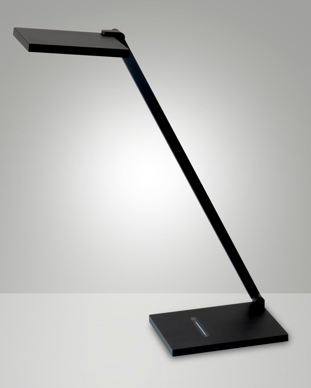 Moderne LED-bureaulamp ZERMATT van Fabas Luce in zijaanzicht, met een slank, zwart ontwerp en een rechthoekige lampkop.