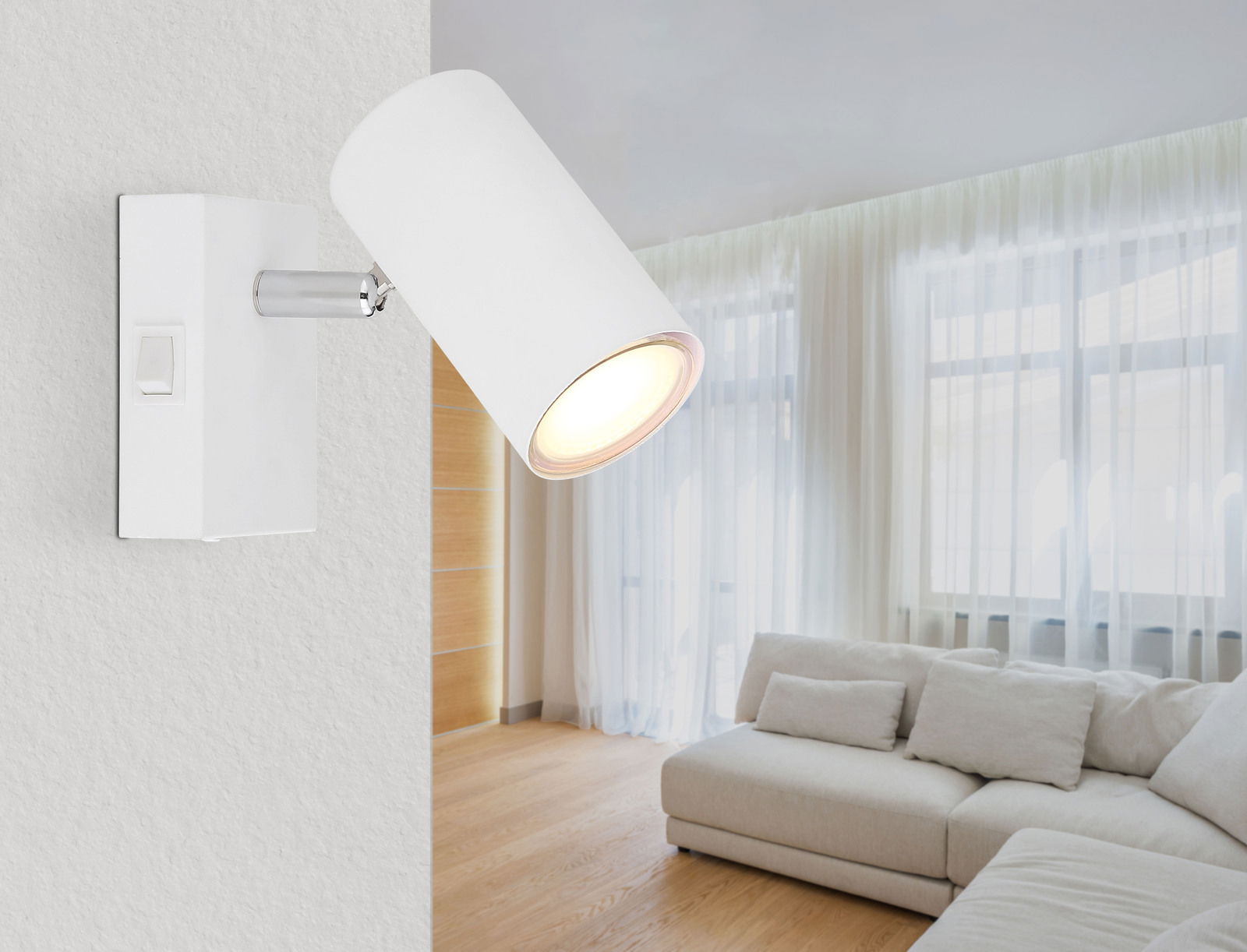 Moderner weißer Wandstrahler mit Schalter, montiert in einem hellen Wohnzimmer, seitliche Perspektive.