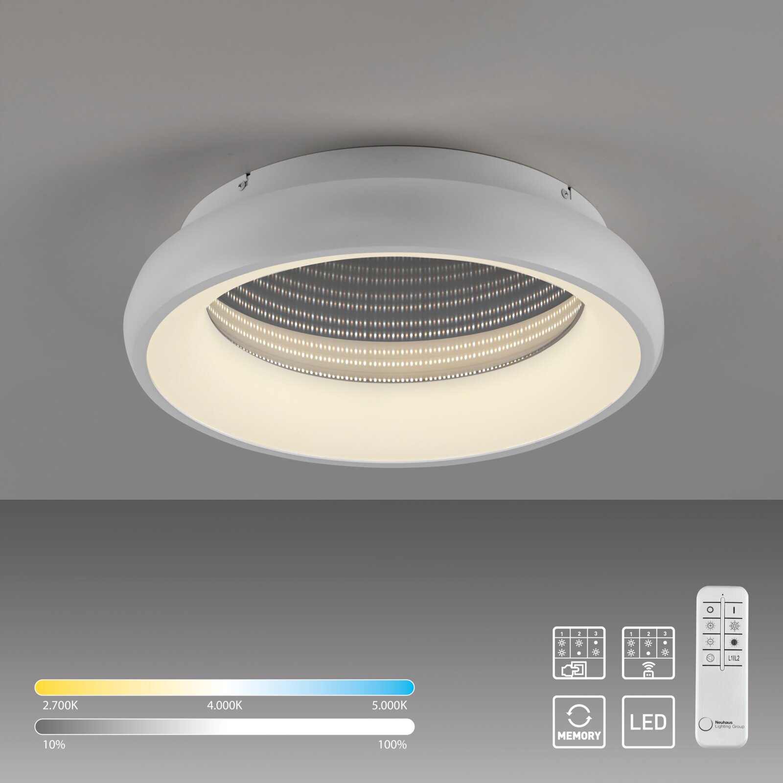 Weiße runde LED-Deckenleuchte mit indirektem Lichtkranz und sichtbarer LED-Struktur, Ansicht von unten (Untersicht) an der Decke; mit Fernbedienung sowie einstellbarer Farbtemperatur 2700–5000 K und Dimmfunktion.