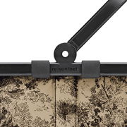 Nahaufnahme eines Reisenthel Carrybags mit schwarzem Griff und floralem Muster, von oben betrachtet.