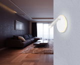 Moderne weiße Wandleuchte aus Metall von Globo Lighting, seitliche Perspektive, montiert in einem stilvollen Wohnzimmer.