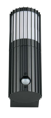 Moderne schwarze Außenwandleuchte mit vertikalen Streben und integriertem Bewegungssensor, Frontalansicht
