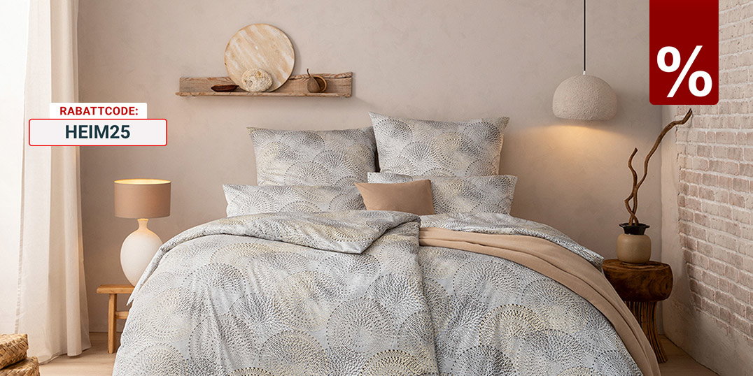 Modern eingerichtetes Schlafzimmer mit großem Doppelbett, Bettwäsche in Hellgrau mit kreisförmigem Muster.
