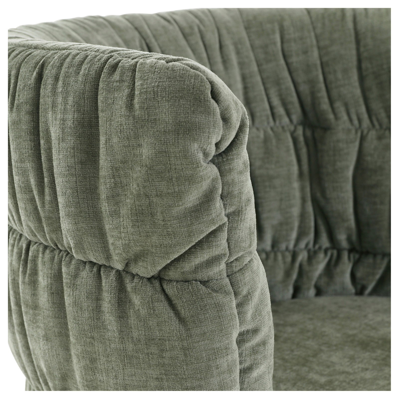 Nahaufnahme eines grünen Armlehnstuhls mit weicher, gepolsterter Oberfläche und gerafftem Stoff.