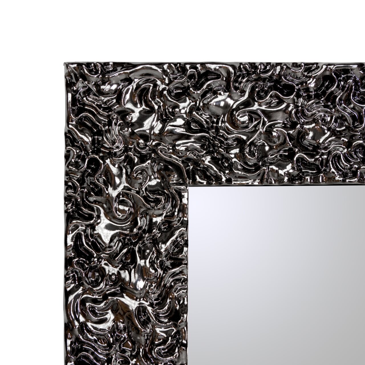 Nahaufnahme eines Spiegels mit einem kunstvoll strukturierten, glänzenden Rahmen in Silberoptik, perspektivisch von der Seite aufgenommen.