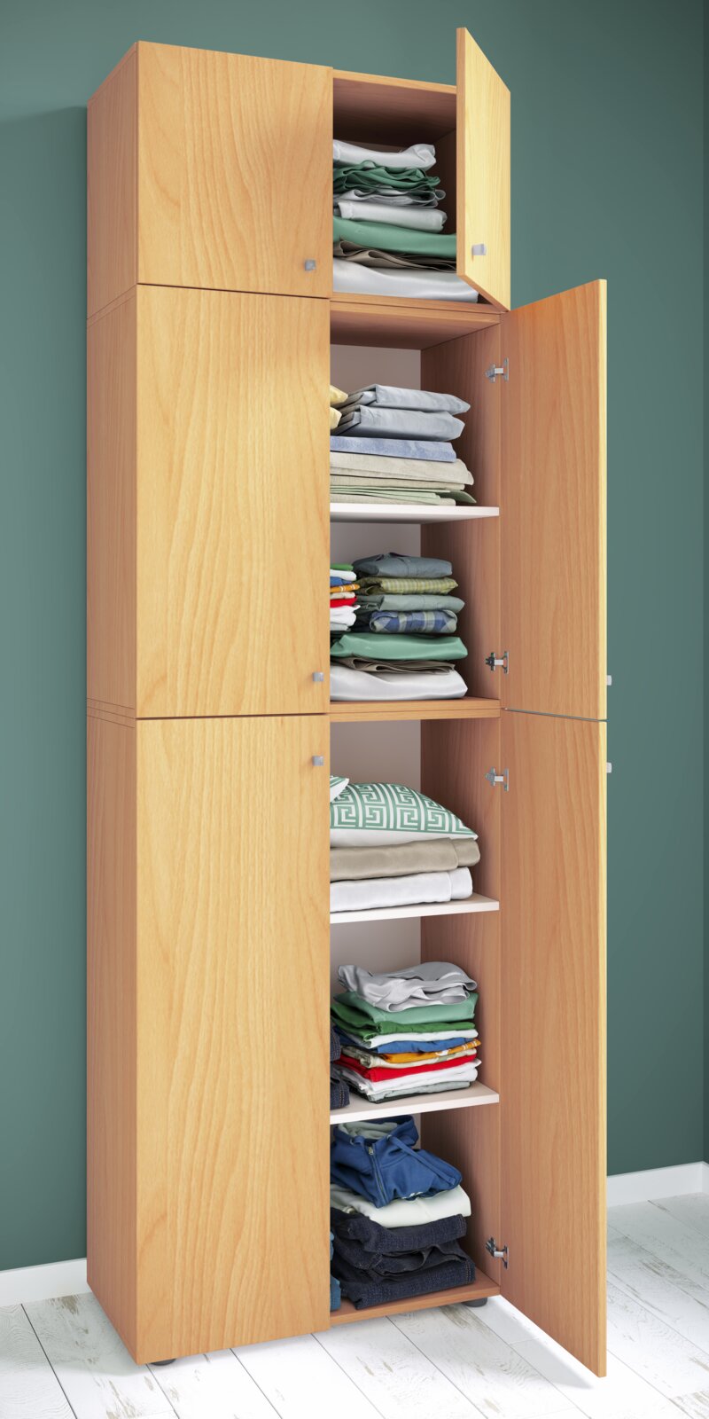 Hoher Kleiderschrank aus hellem Holz mit mehreren geöffneten Türen und gefalteter Kleidung auf Regalböden, schräg von vorne aus leichter Untersicht fotografiert.