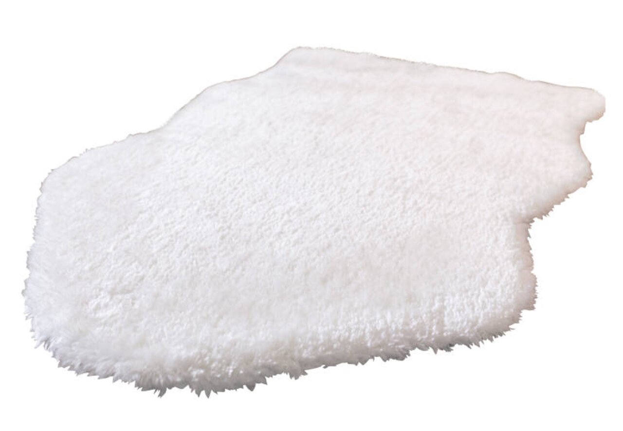 Weißes Lammfell Holly, ca. 55x80cm, aus seitlicher Perspektive fotografiert