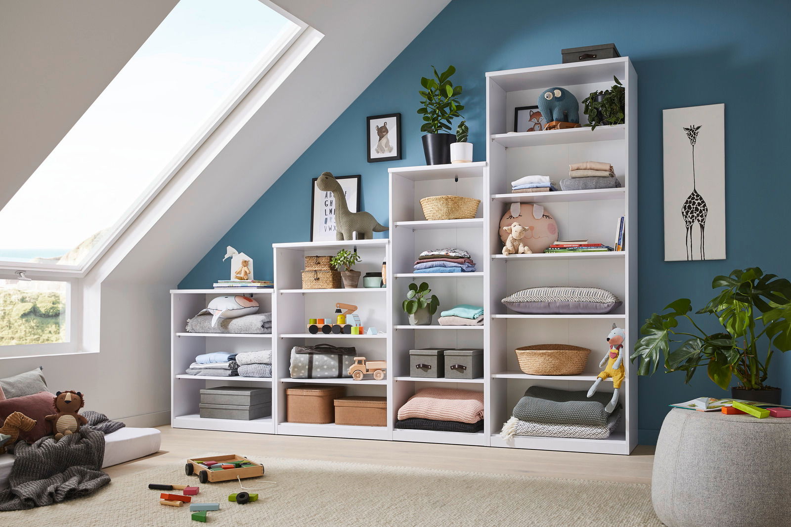 Helle, moderne Regale in einem gemütlichen Dachzimmer, gefüllt mit Spielzeug, Pflanzen und Dekorationen, seitliche Perspektive.