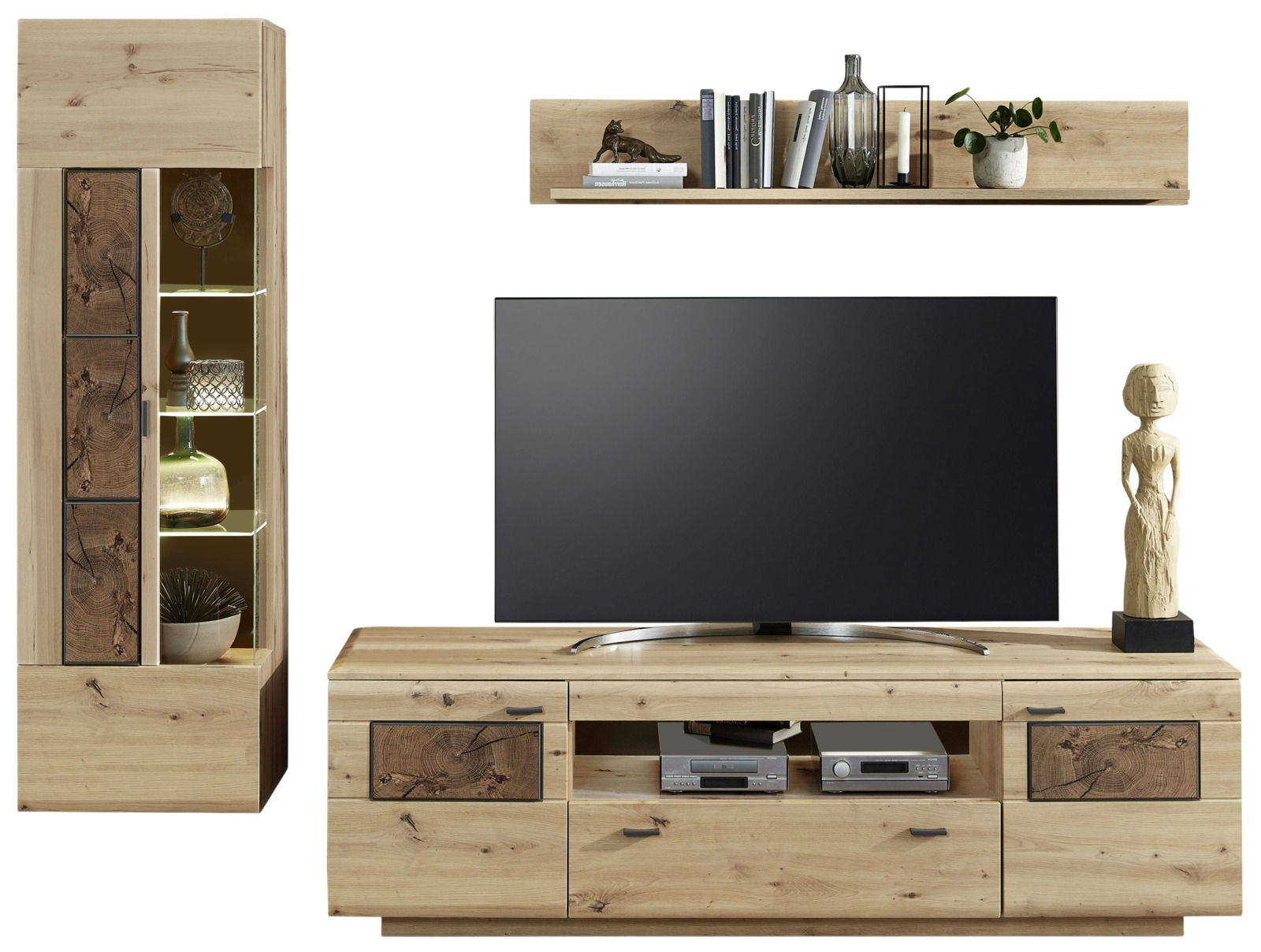 Wandkombination MADERA II von Livetastic in natürlicher Holzoptik, bestehend aus einem TV-Board, einem Hängeregal und einem Vitrinenschrank, frontal abgebildet.