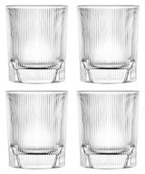 Vier Whiskygläser mit geriffeltem Design, frontale Ansicht.