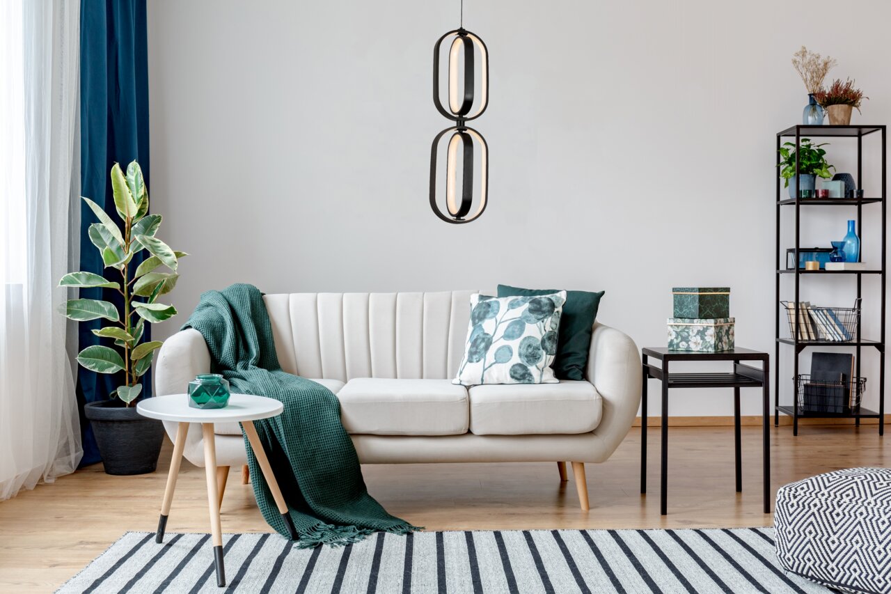 Moderne LED-Hängeleuchte in einem stilvollen Wohnzimmer, frontal betrachtet.