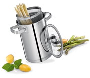 Edelstahl-Spargelkocher SAN REMO mit Deckel und herausnehmbarem Korb, gefüllt mit weißem Spargel, aus seitlicher Perspektive.