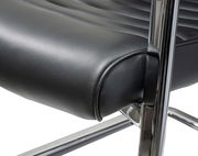 Nahaufnahme eines schwarzen Schwingstuhls mit verchromtem Gestell, seitliche Perspektive
